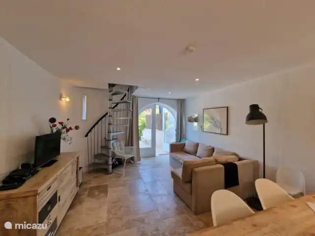Hameau des Claudins n°18 Bourdin | France, Côte d'Azur, Le Plan-de-la-Tour - maison de vacances Salon avec portes-fenêtres