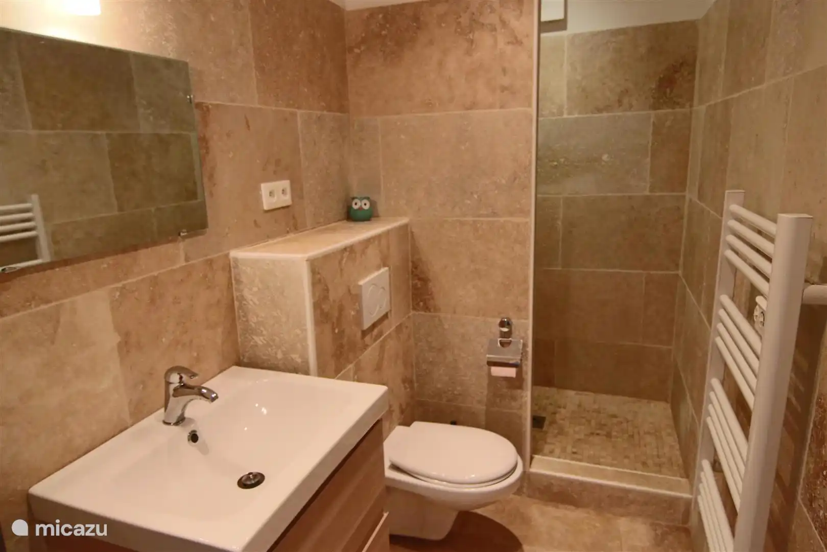 Cuarto de baño con ducha, lavabo e inodoro