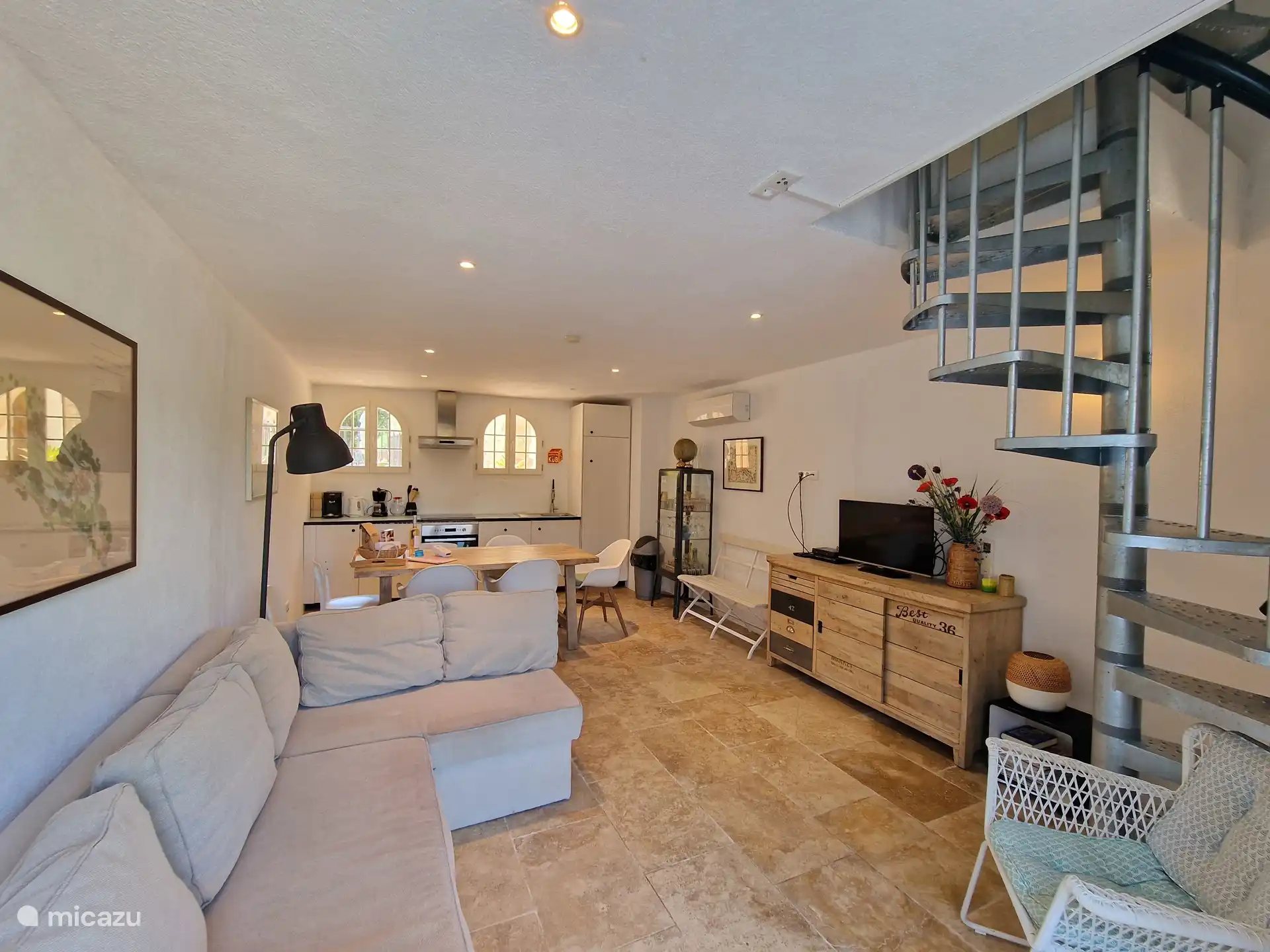 Sala de estar con sofá (para dormir), TV 