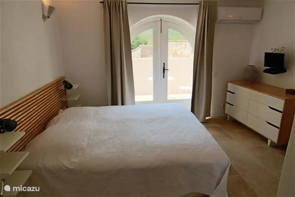 Dormitorio con balcón