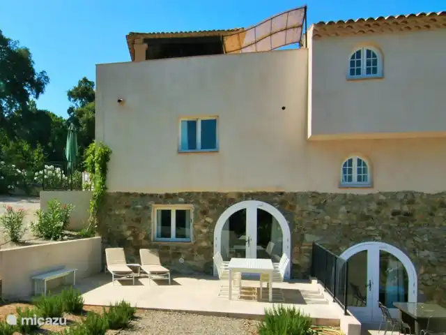 Hameau des Claudins No. 21 Mazet en Francia, Costa Azul, Le Plan-de-la-Tour - casa vacacional Frente con gran terraza, tumbonas y mesa de comedor