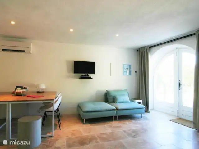 Hameau des Claudins No. 21 Mazet en Francia, Costa Azul, Le Plan-de-la-Tour - casa vacacional Sala de estar con aire acondicionado y puertas de patio.