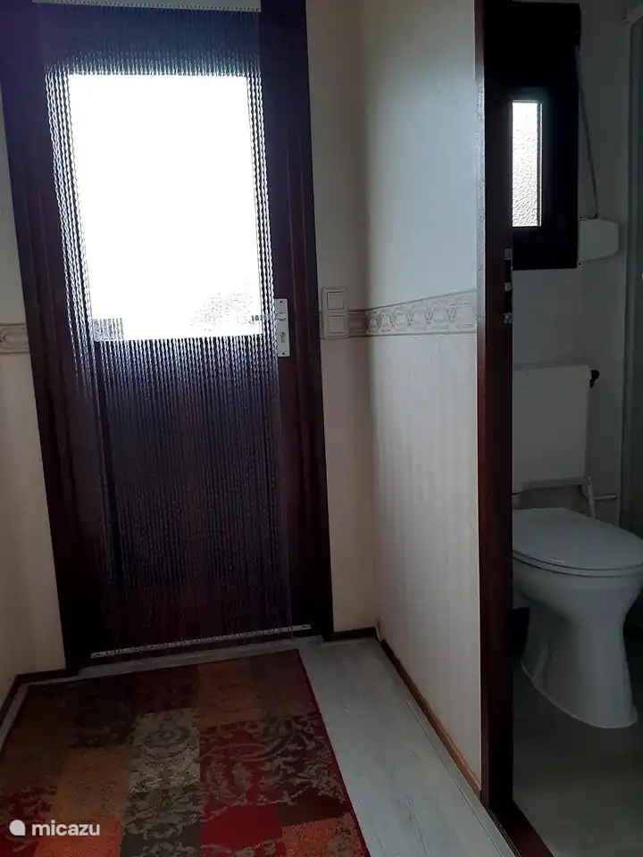 Eingang Hütte Boszicht mit WC-Dusche-Waschbecken auf der rechten Seite!