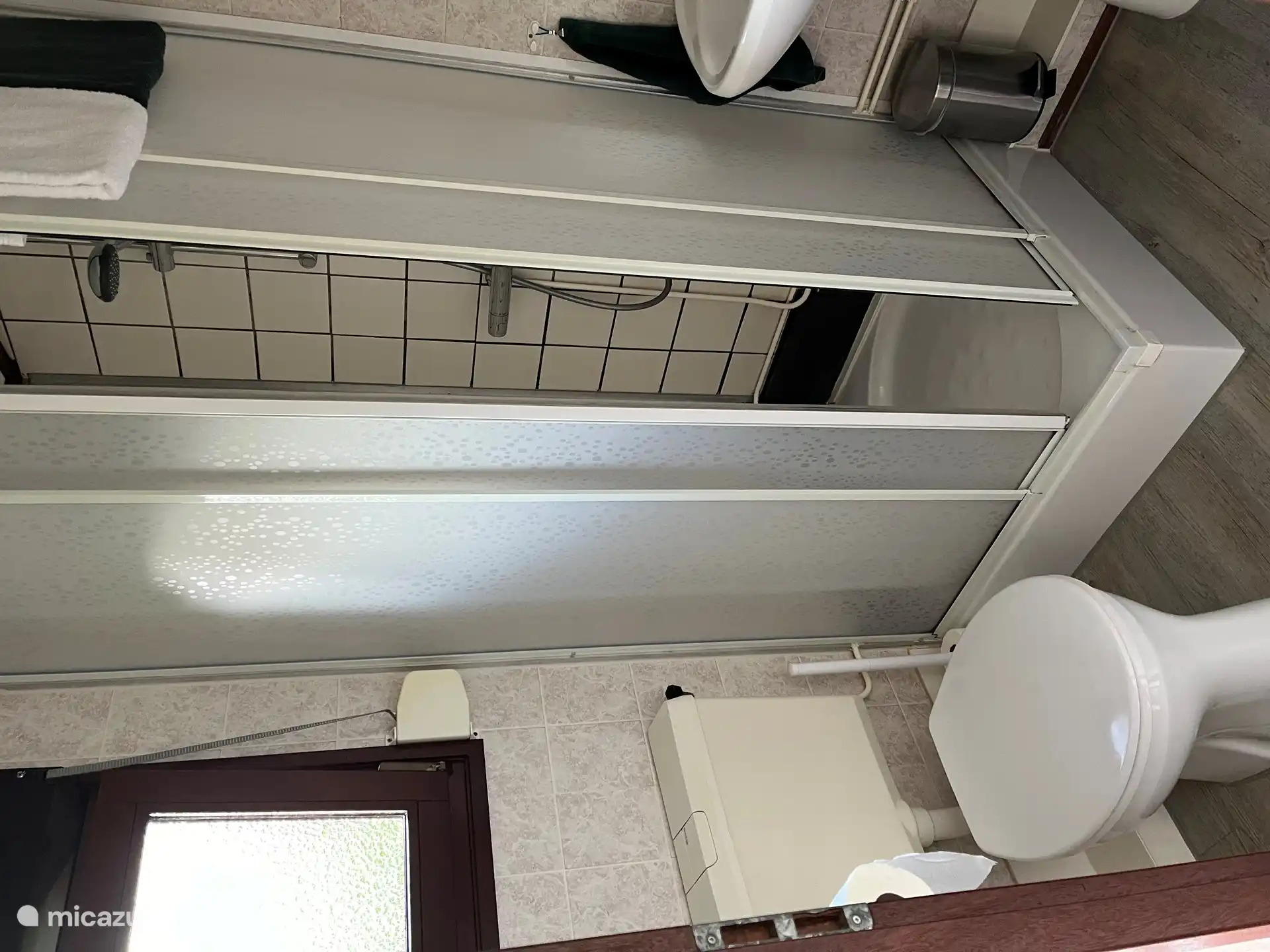 Dusche/WC und Waschbecken!