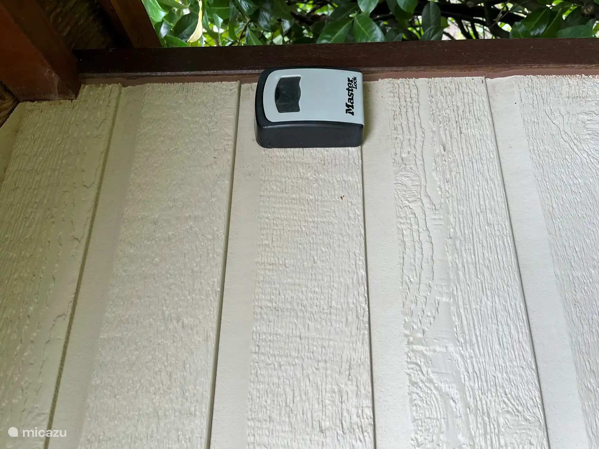 Schlüsselbox. Hängt an der rechten Seite des Schuppens. Wir senden Ihnen den Code per E-Mail zu.