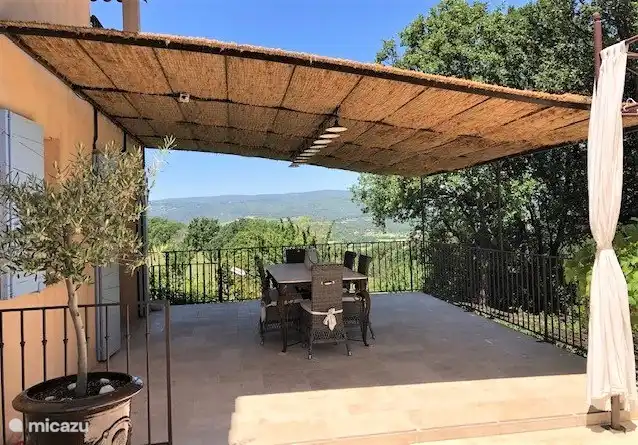 Die Terrasse mit Marmor-Esstisch und 6 Stühlen mit Kissen