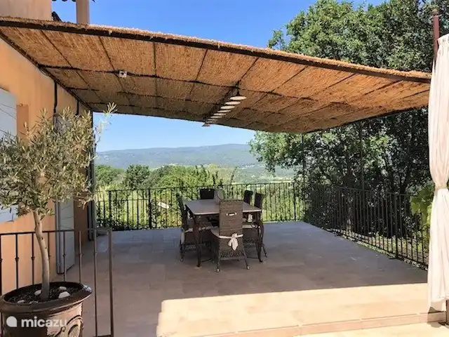 Location de Vacances France, Vaucluse, Roussillon, villa - Villa Rosalys La terrasse avec table à manger en marbre et 6 chaises avec coussins
