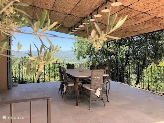 Die Terrasse mit Marmor-Esstisch und 6 Stühlen mit Kissen