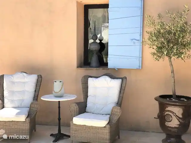 Location de Vacances France, Vaucluse, Roussillon, villa - Villa Rosalys 2 jolis fauteuils à oreilles en rotin et un joli livre