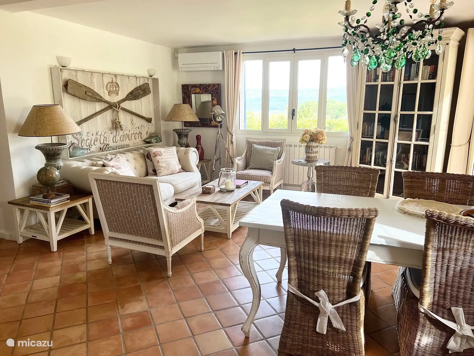 Helles, sehr gemütliches Wohnzimmer mit Villa Maison Möbeln