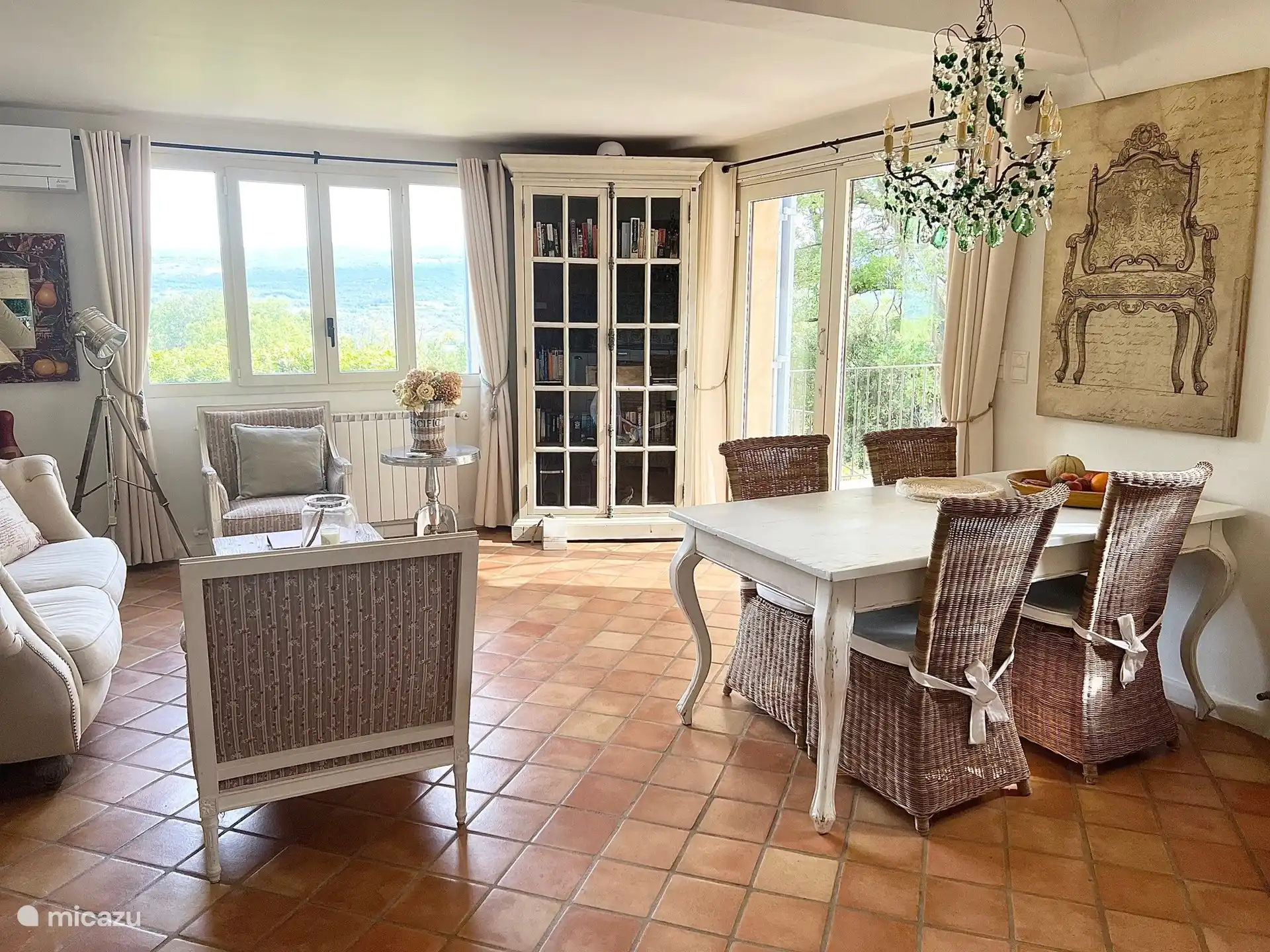 Helles, sehr gemütliches Wohnzimmer mit Villa Maison Möbeln