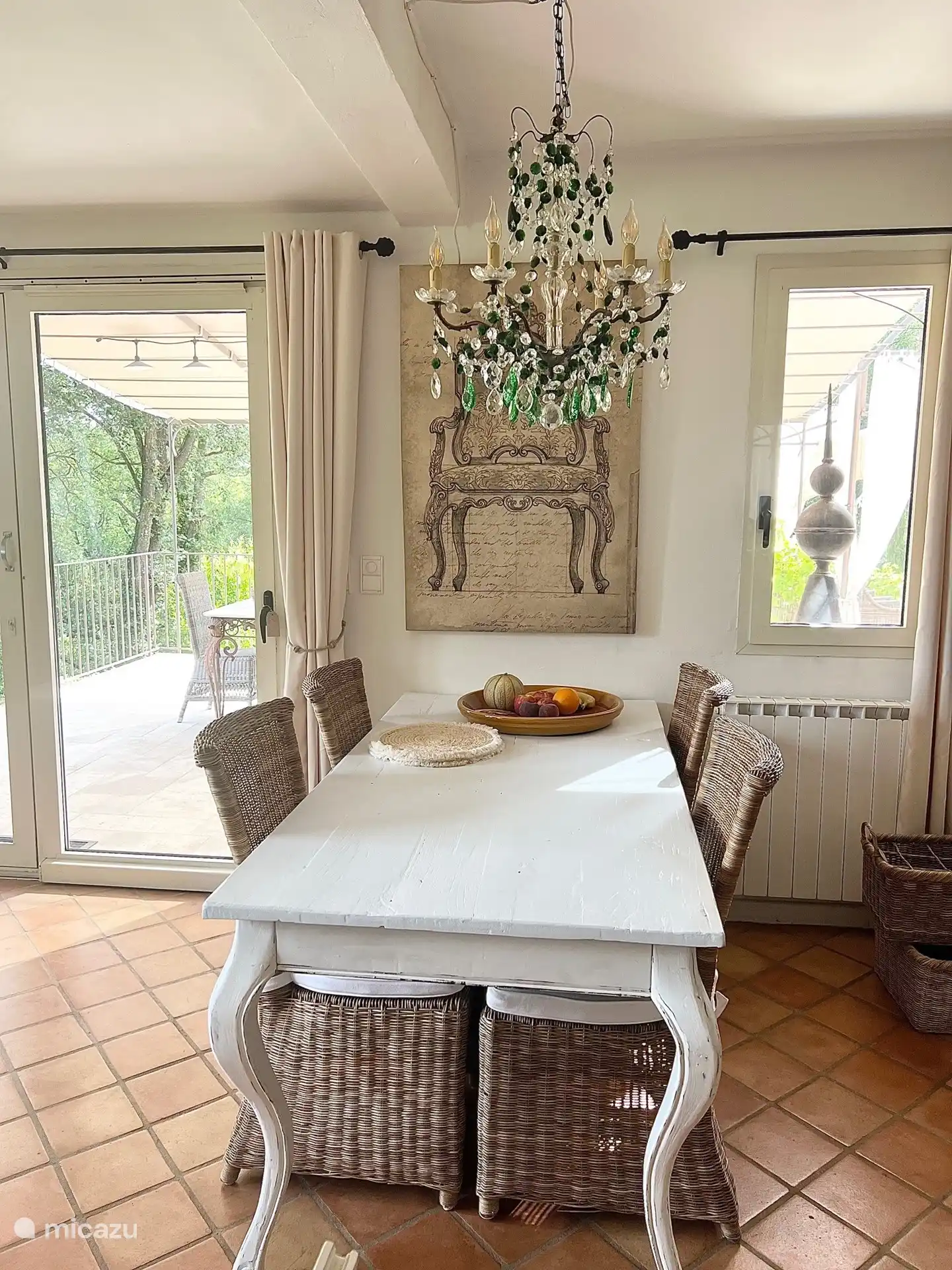 Helles, sehr gemütliches Wohnzimmer mit Villa Maison Möbeln