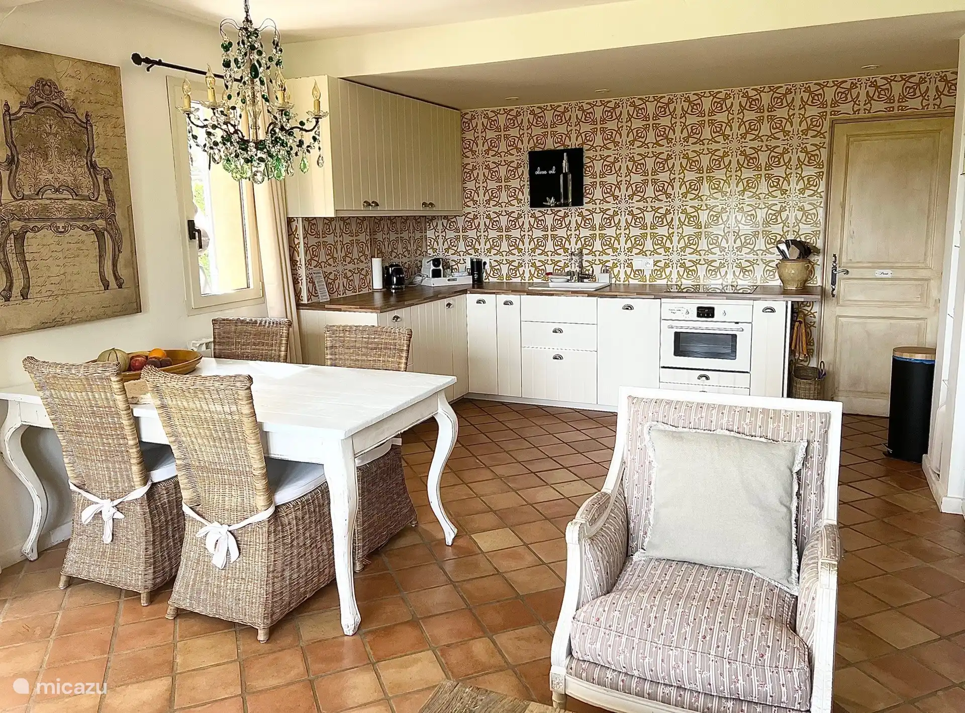 Blick vom Wohnzimmer in die Küche