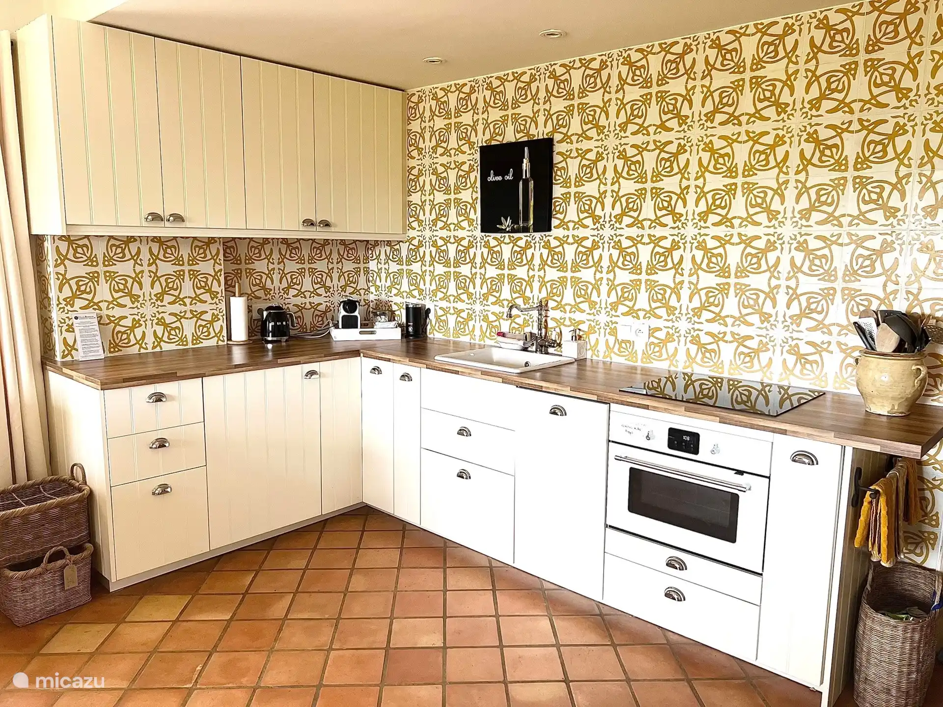 Küche komplett mit Mikrowelle, Backofen, Waschmaschine, Geschirrspüler und Nespresso-Maschine.