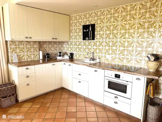 Location de Vacances France, Vaucluse, Roussillon, villa - Villa Rosalys Cuisine complète avec micro-ondes, four, lave-linge, lave-vaisselle et machine Nespresso.