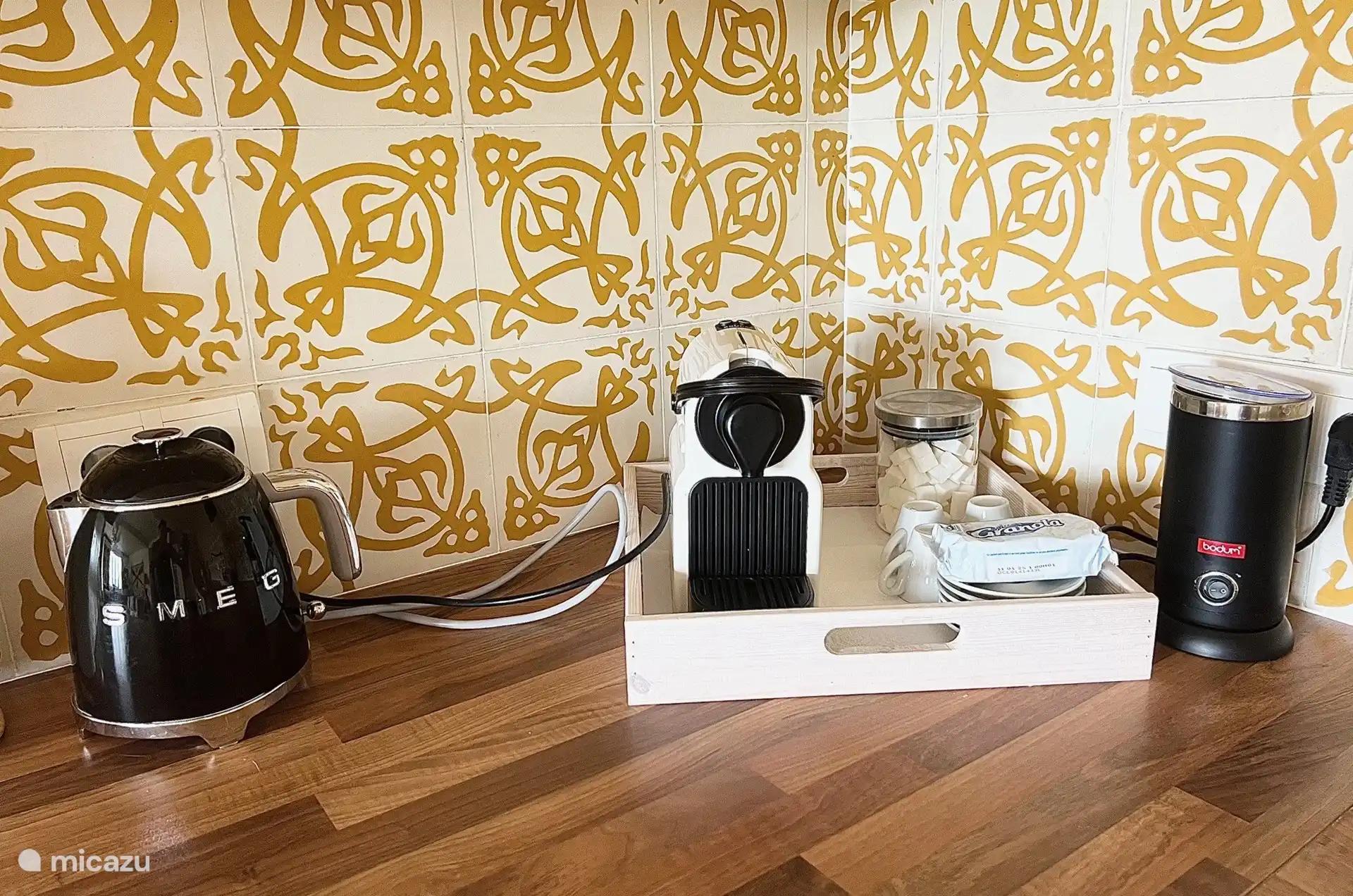 Espressomaschine, Smeg-Wasserkocher und Bodum-Milchfresser.
