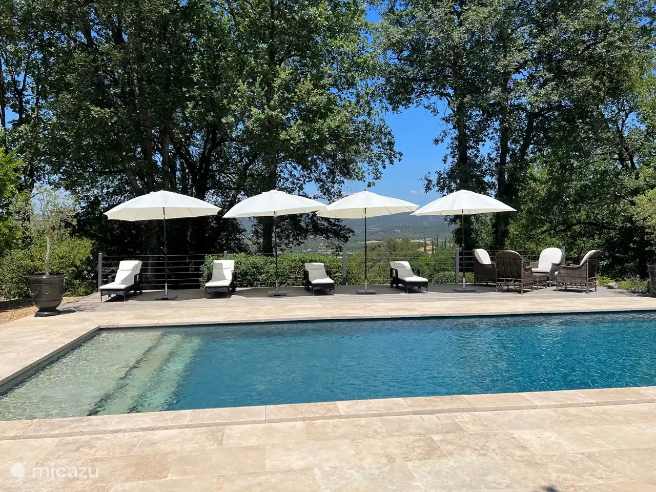 Der (Salzwasser-) Swimmingpool 9,5 x 5 m mit Holzdeck und Steinterrasse. Einschließlich Sonnenliegen mit Kissen und Stühle mit Ottomane mit Kissen