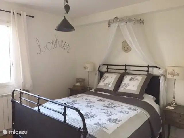 Schlafzimmer 1 mit Doppelbett 160 x 200 cm