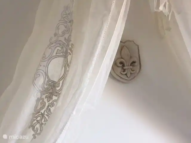 Beide Schlafzimmer sind romantisch mit Baldachin und Vorhängen dekoriert