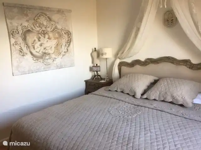 Schlafzimmer 2 mit einem Kingsize-Bett 200 x 200 cm, das in 2 Einzelbetten umgewandelt werden kann