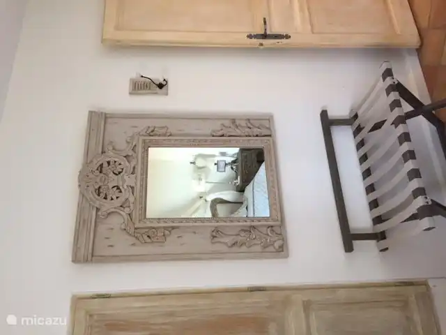 In beiden Schlafzimmern befinden sich ein französischer Spiegel und eine praktische Kofferablage sowie ein tiefer Schrank mit viel Platz zum Aufhängen und Verstauen und VIELE Kleiderbügel!