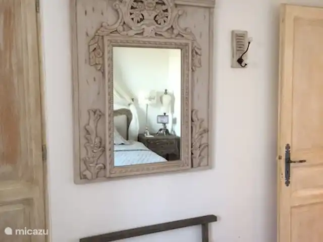Location de Vacances France, Vaucluse, Roussillon, villa - Villa Rosalys Un miroir français et un porte-bagages pratique se trouvent dans les deux chambres, ainsi qu'un placard profond avec beaucoup d'espace de suspension et d'étagères et BEAUCOUP de cintres !