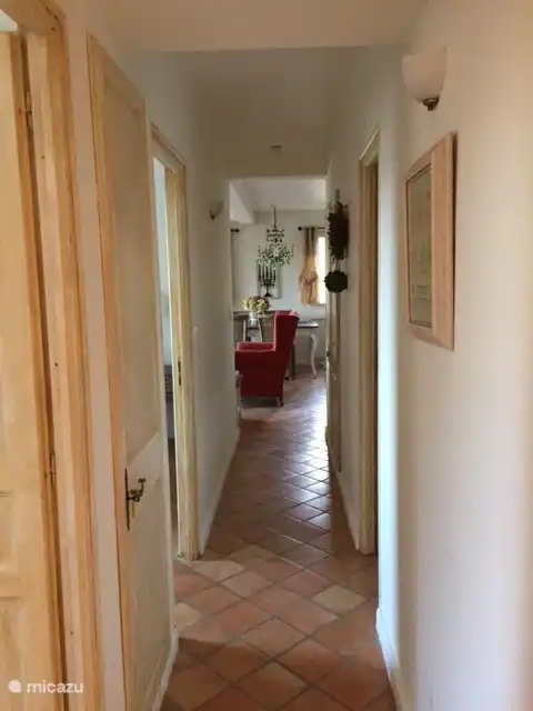 Der Korridor der Villa Rosaly führt zu den Schlafgauben, Toilette und Badezimmer und umgekehrt zum Wohnzimmer