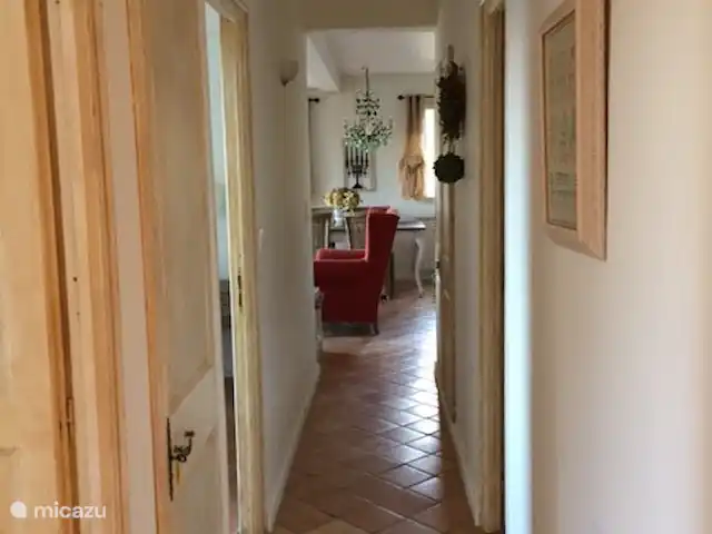 Location de Vacances France, Vaucluse, Roussillon, villa - Villa Rosalys Couloir de la Villa Rosalys menant aux capes de couchage, toilettes et salle de bain et inversement vers le salon