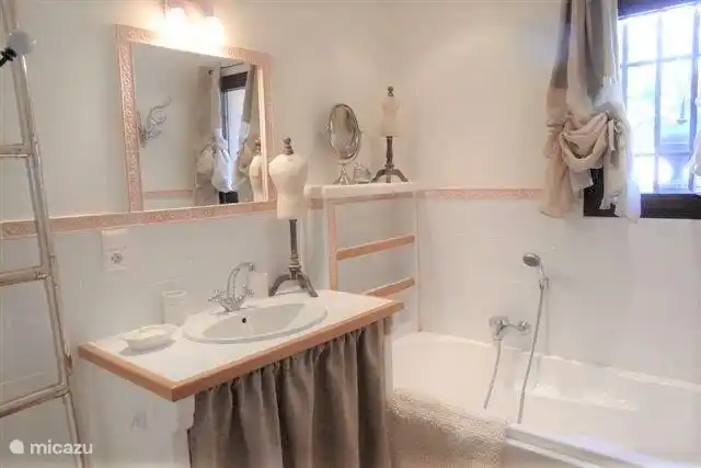 Badezimmer mit Badewanne und separater Dusche