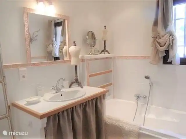 Location de Vacances France, Vaucluse, Roussillon, villa - Villa Rosalys Salle de bain avec bain et douche séparée