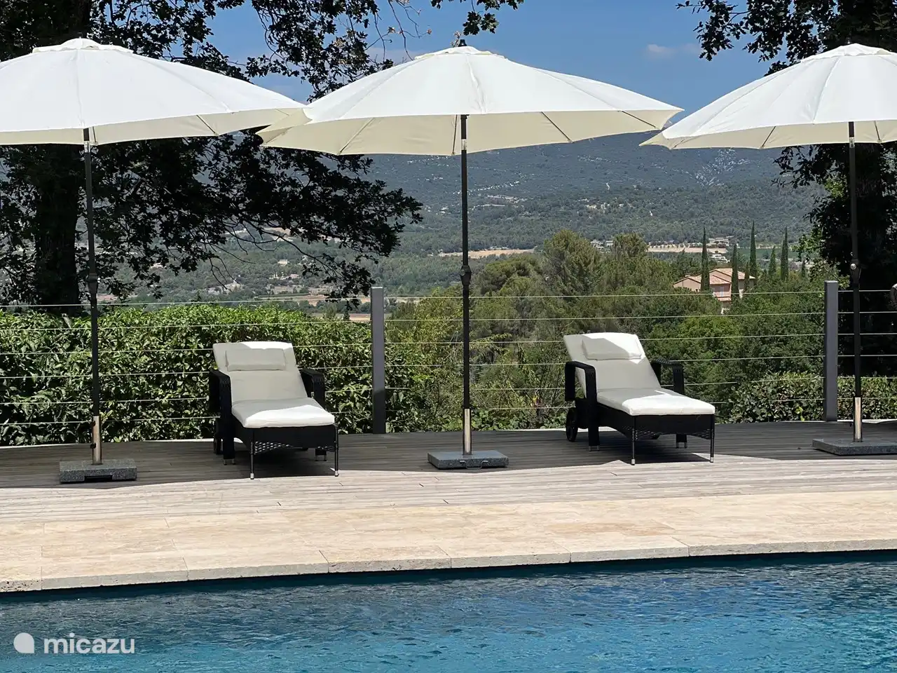 Der (Salzwasser-) Swimmingpool 9,5 x 5 m mit Holzdeck und Steinterrasse. Einschließlich Sonnenliegen mit Kissen und Stühle mit Ottomane mit Kissen