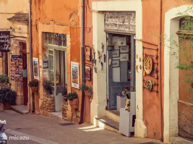 Location de Vacances France, Vaucluse, Roussillon, villa - Villa Rosalys Une des jolies petites rues de 'notre' village Roussillon