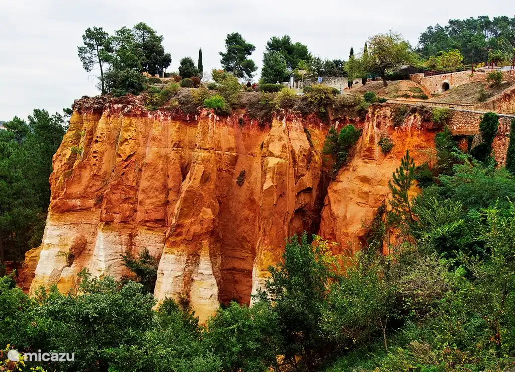 Die ocker Wand des Roussillons