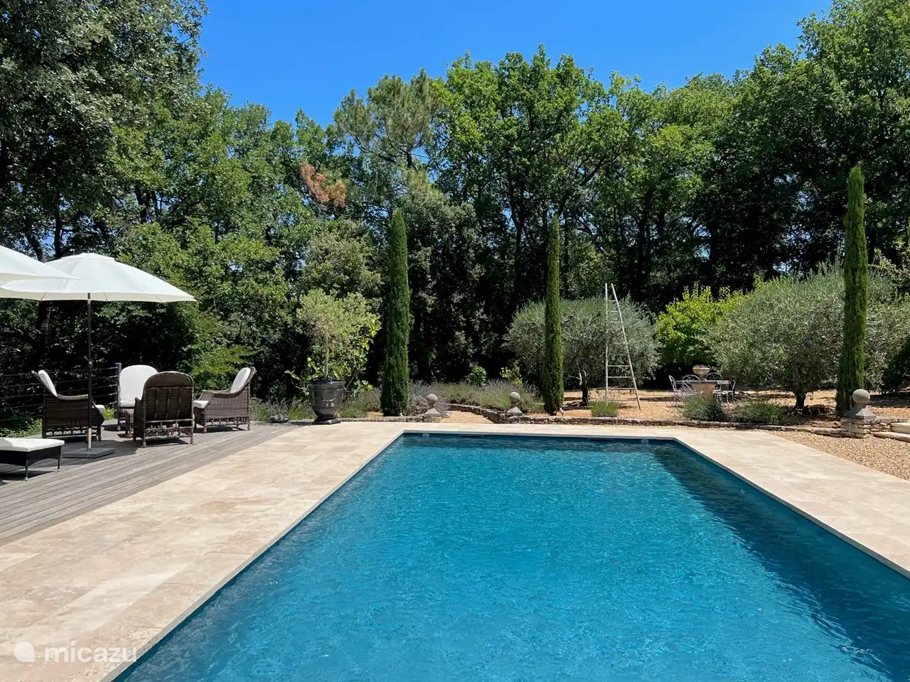 Der (Salzwasser-) Swimmingpool 9,5 x 5 m mit Holzdeck und Steinterrasse. Einschließlich Sonnenliegen mit Kissen und Stühle mit Ottomane mit Kissen