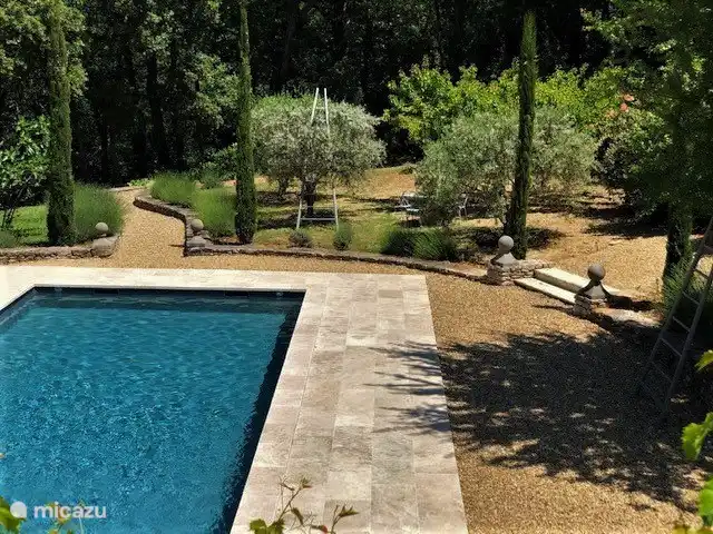 Blick von der obersten Terrasse auf den Pool