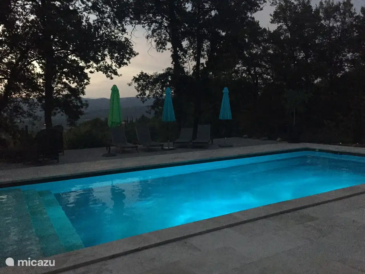 Der Pool ist nachts beleuchtet