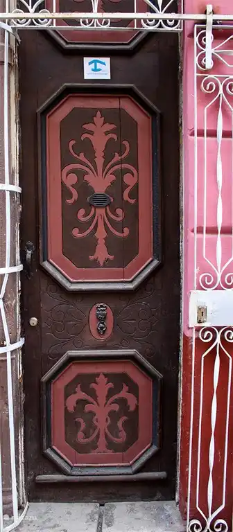 Door with sign 'casa particular'