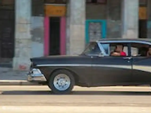 Location de Vacances Cuba, Occidental, La Havane, maison de ville - Casa La Havane - casa Guantanamera Voiture classique américaine sur la route