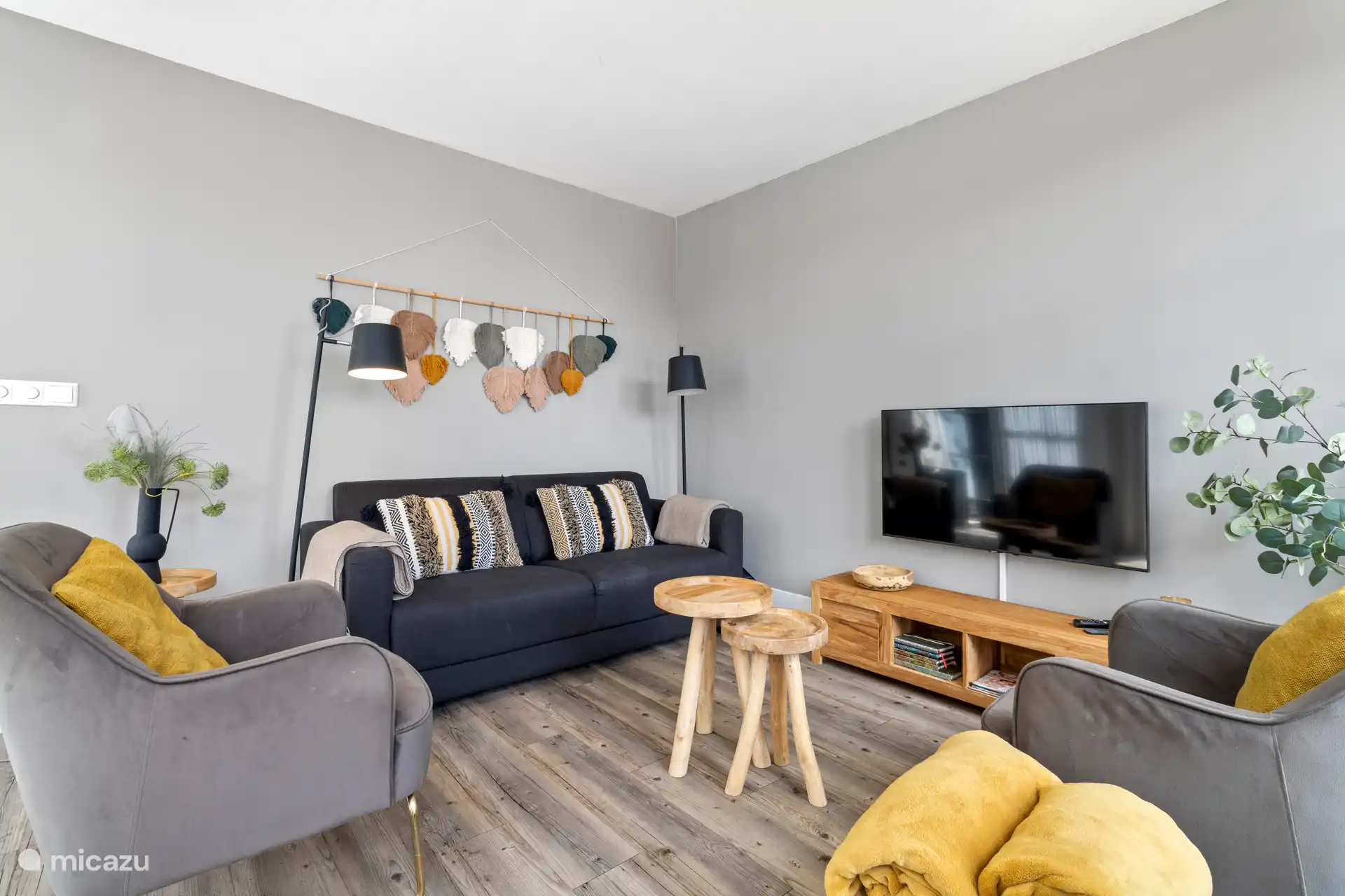 Die Sitzecke mit TV und JBL-Box.