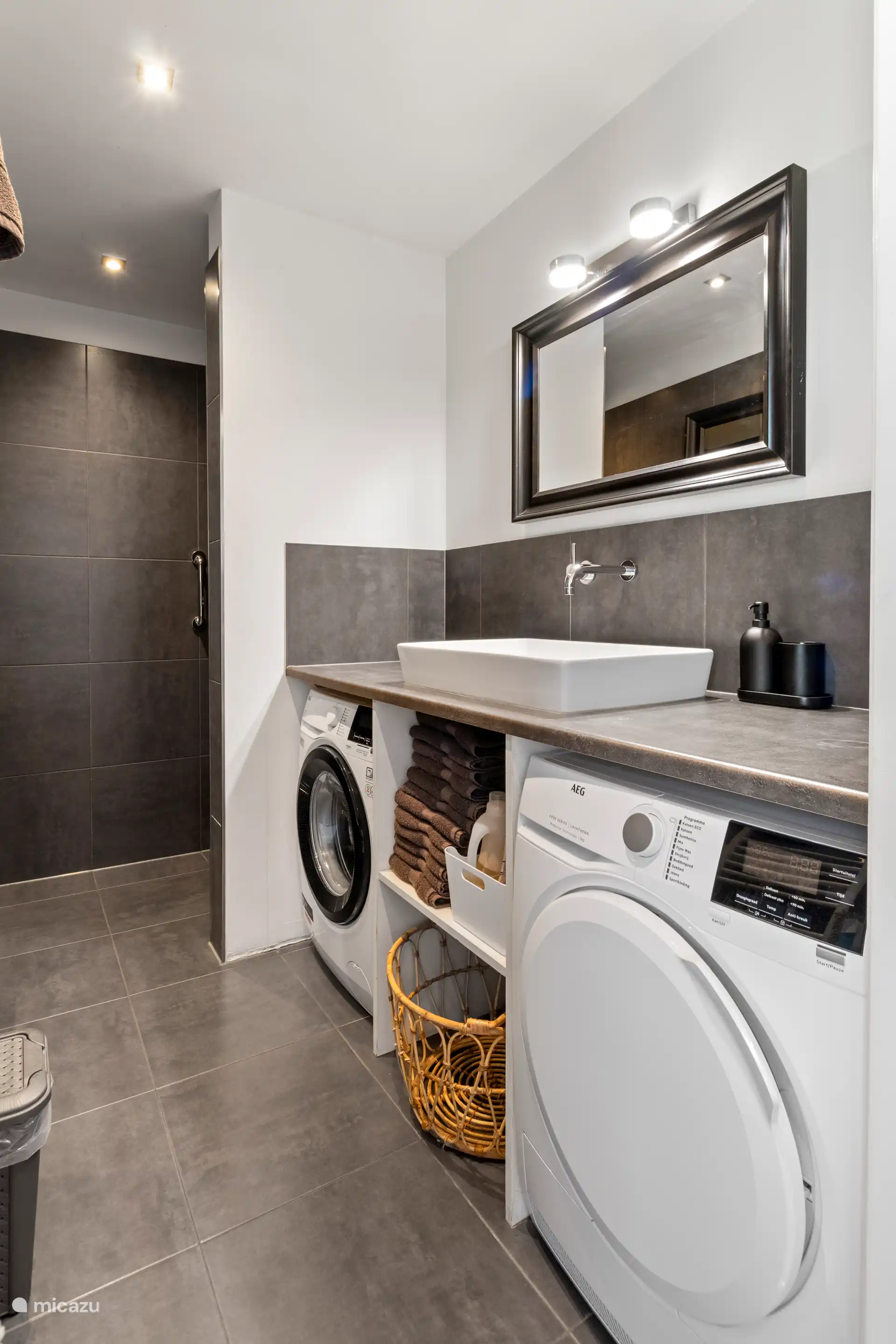 Badezimmer mit ebenerdiger Dusche, Waschmaschine und Trockner