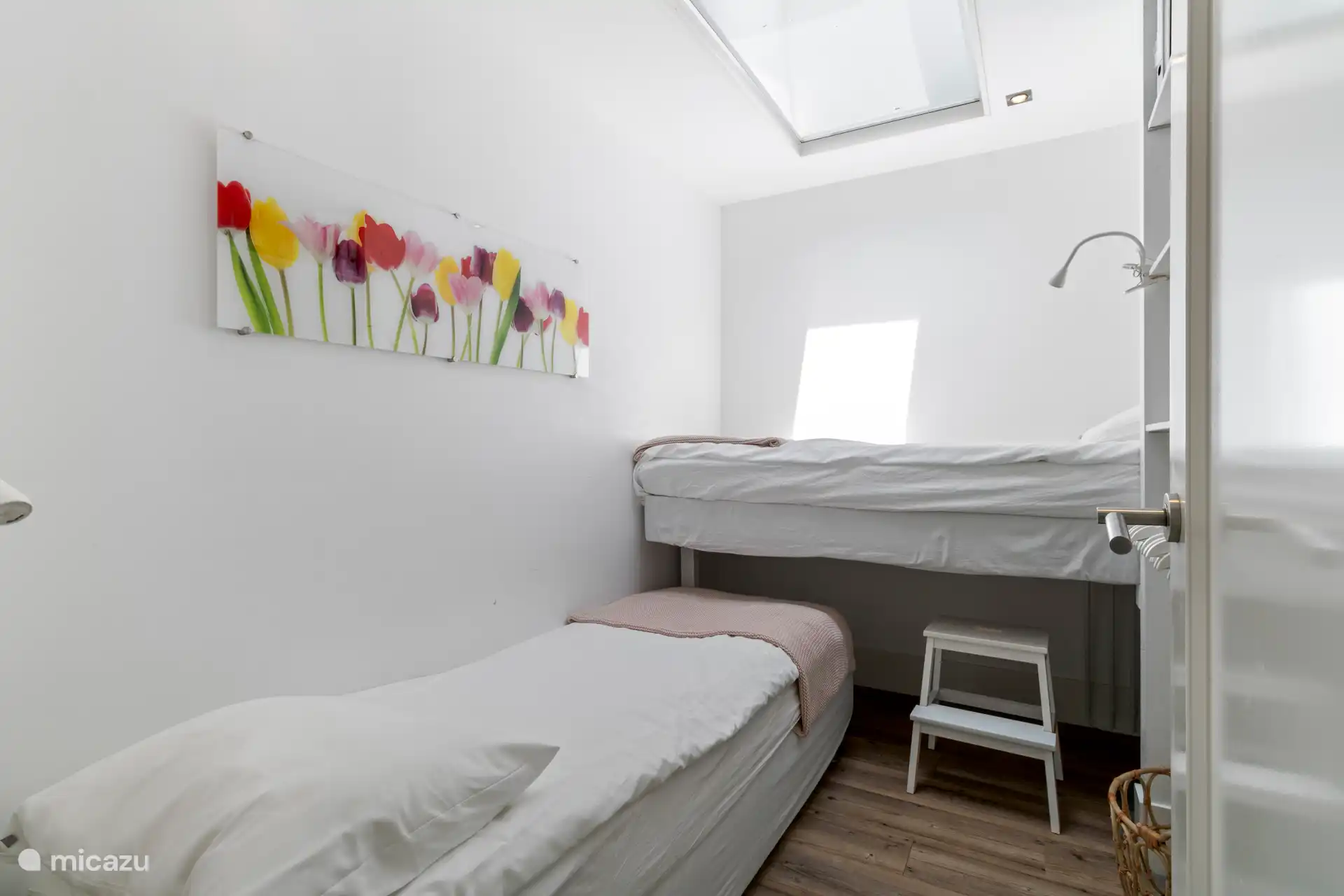 Schlafzimmer mit 1 Bett im Erdgeschoss und 1 Bett in der Höhe. Es steht ein Bettgitter zur Verfügung.