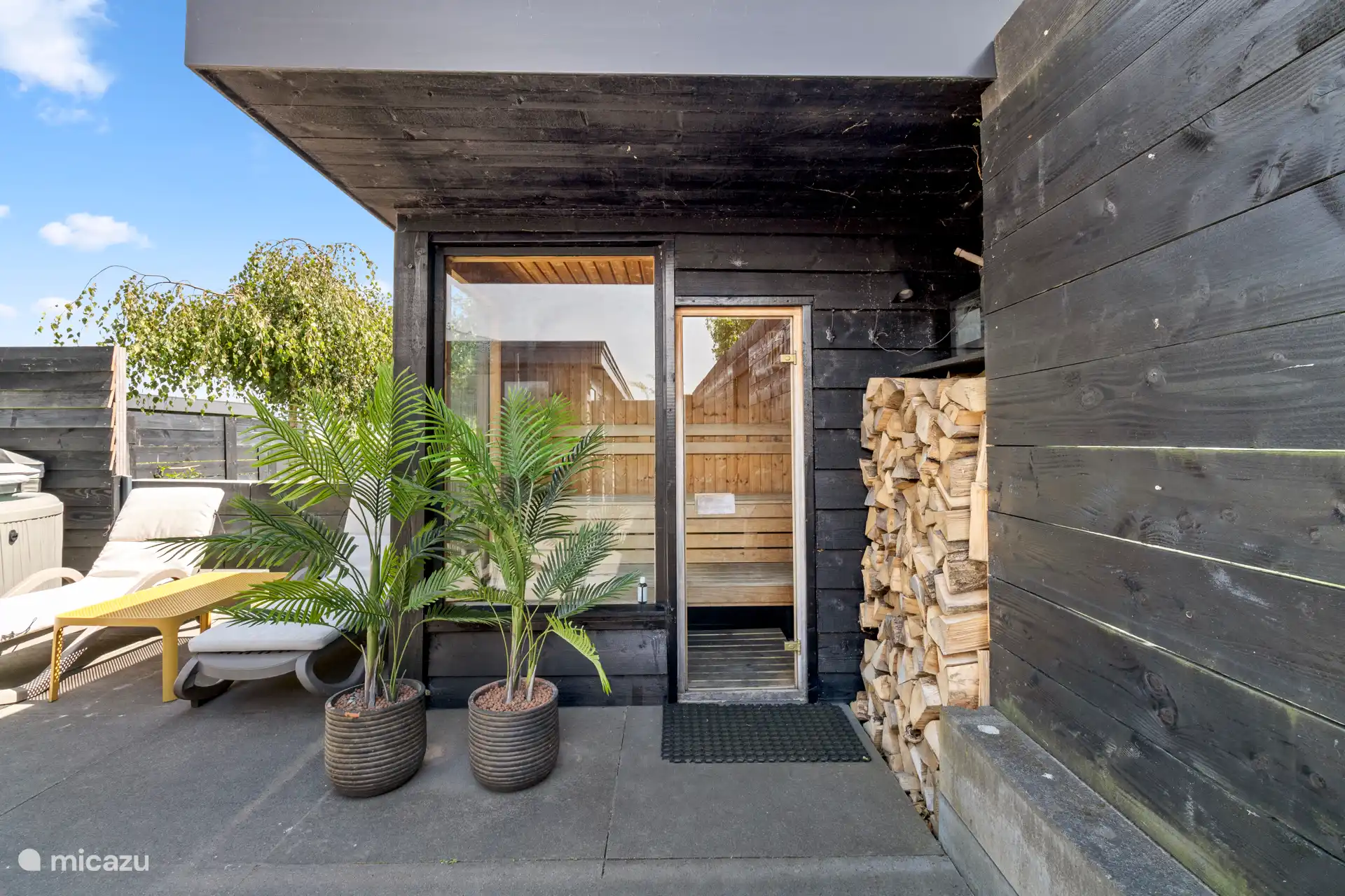 Der Eingang zur elektrischen Sauna.