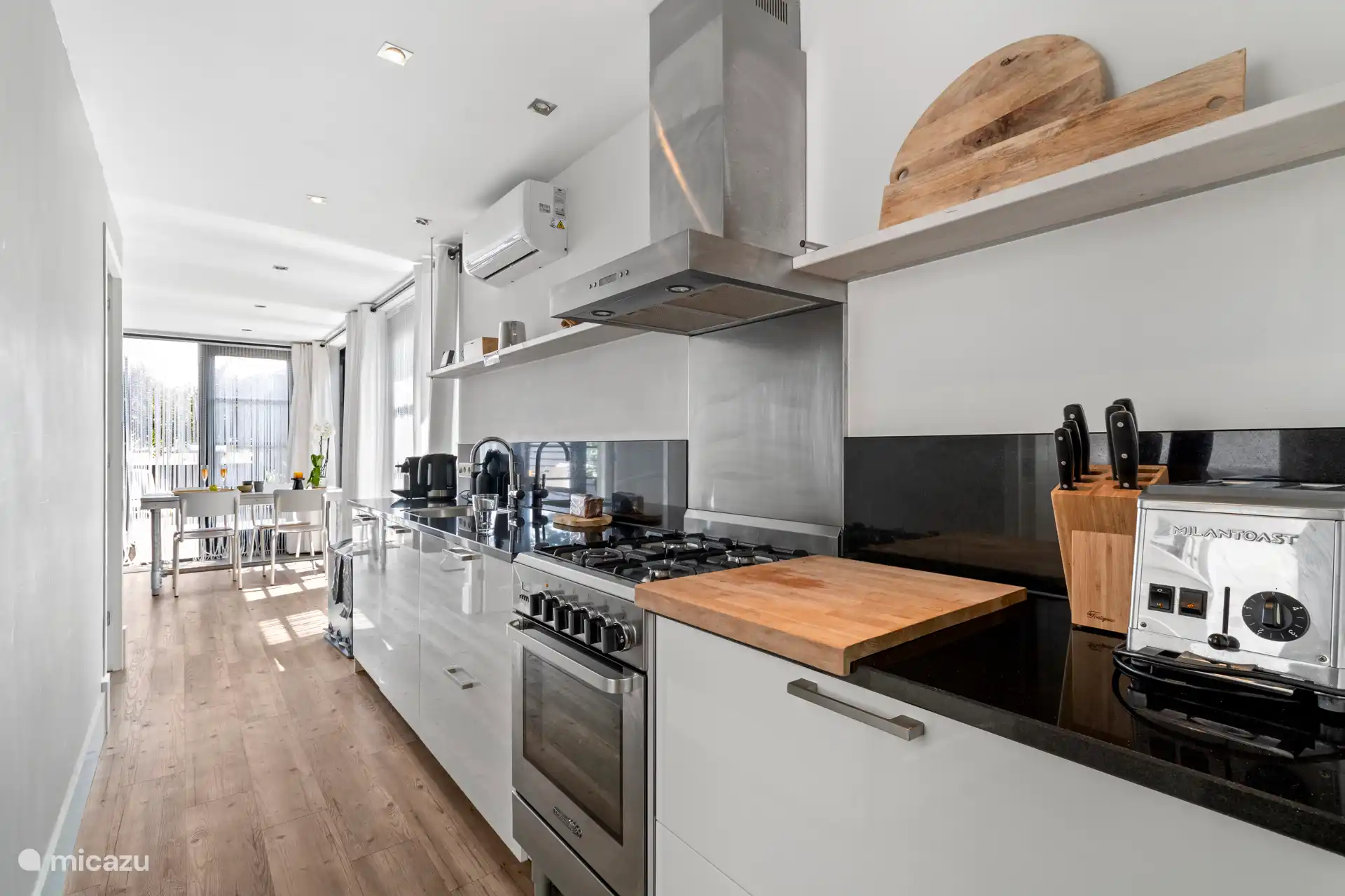 Die Küche mit Kaffeemaschine, Wasserkocher, 4-Flammen-Herd mit Backofen und Toastmaschine.