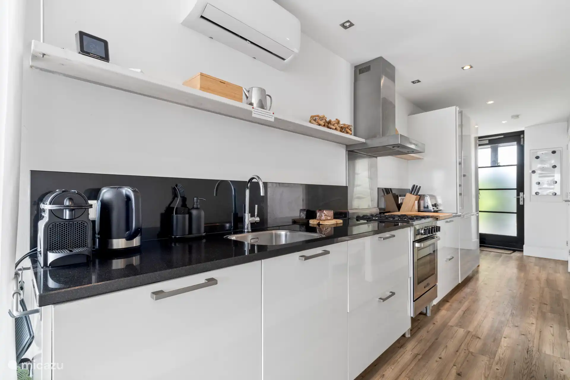 Wieder die Küche. Ein schöner Cak steht bereits für Ihre Ankunft bereit. 