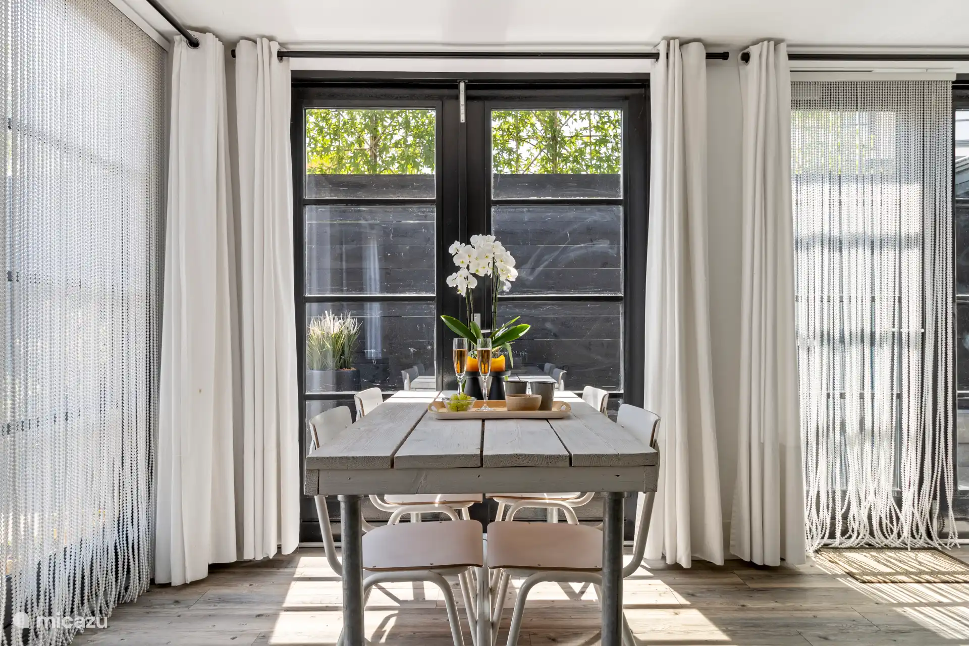 Der Esstisch, herrlich in der Sonne. 