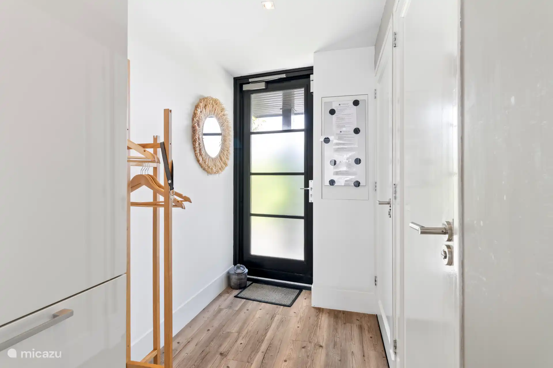 Die Halle mit Informationstafel. 