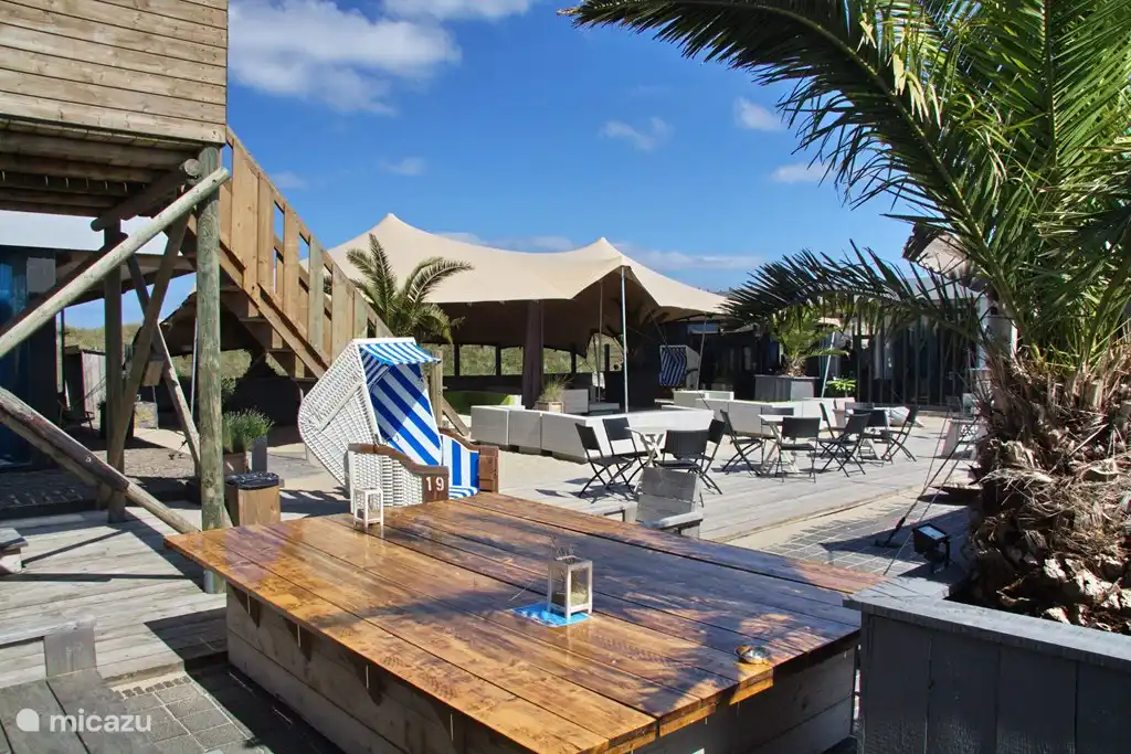 Strandclub Nederzandt am Strand von Langevelderslag, Noordwijk. 5 Minuten mit dem Auto. Großer Parkplatz vorhanden.