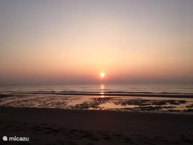 Strand von Langevelderslag, Noordwijk. Untergehende Sonne.
