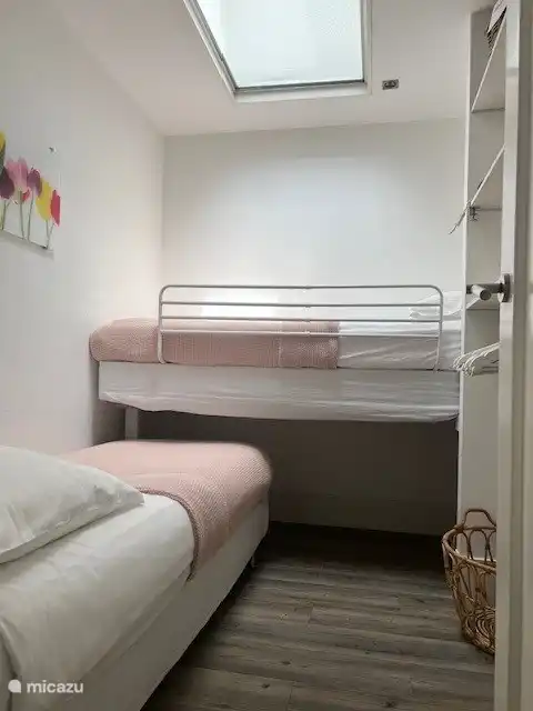 Schlafzimmer für 2 Personen. Rack für das Hochbett ist vorhanden.