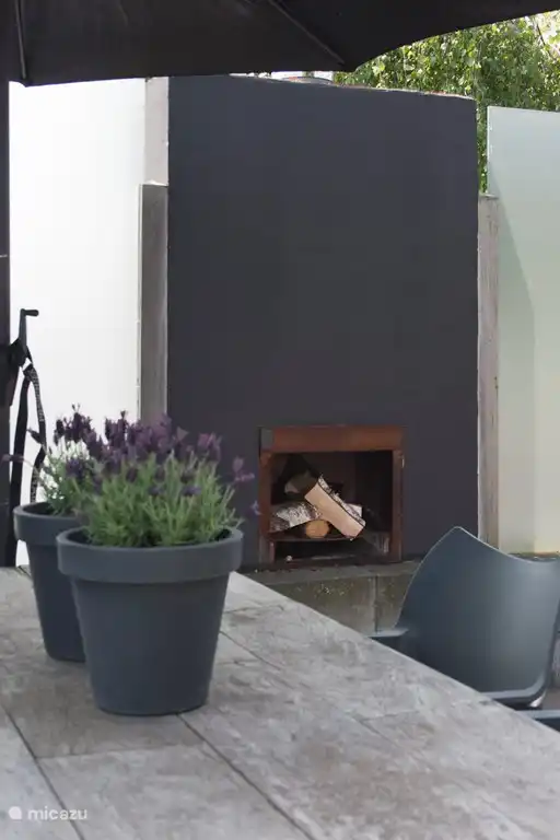 Der Kamin draußen auf der Terrasse. 